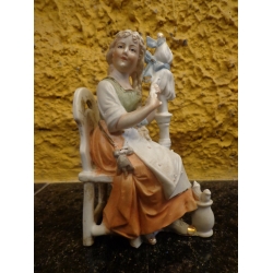 Estatueta Representando Menina em Faiana