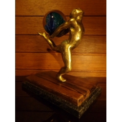 Escultura em Bronze com Globo em Vidro